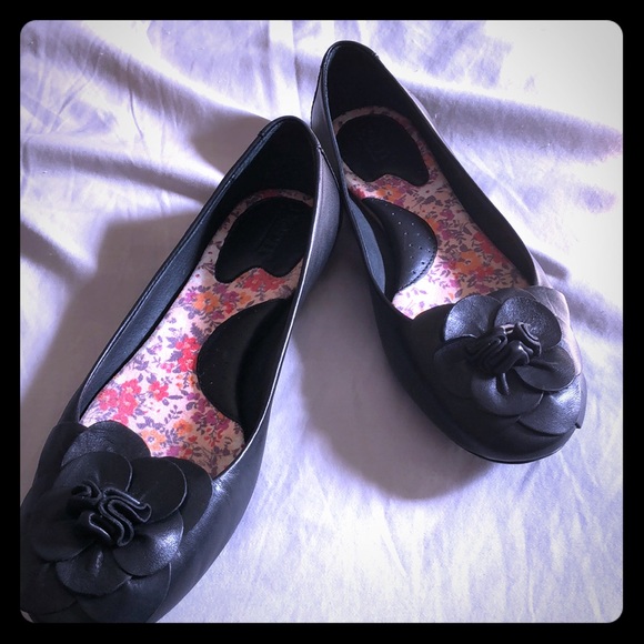 Born Shoes - BORN Black Leather Flower Flats EUC Size 9